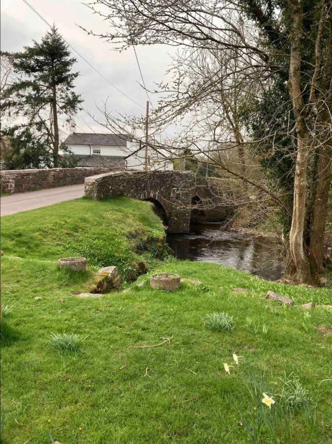 Cosy Arts & Crafts Cottage With Stunning Views بريكون المظهر الخارجي الصورة
